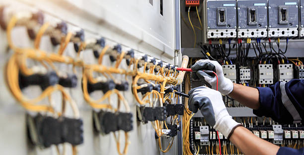 Professional Electrician technician working in North Chicago, IL
